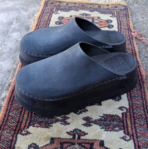 Bryr Chonk Clogs In Raven